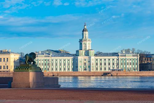 Погружаясь в величественное наследие архитектуры Санкт-Петербурга, фотография Кунсткамеры на фоне лазурного неба выделяет этот исторический музей среди великолепия архитектурных достопримечательностей России. Здание, расположенное на берегу Невы, не только представляет собой уникальный облик музея, но и воплощает в себе богатство искусства и культуры страны.

Фотография запечатлевает величественность Кунсткамеры, ярко выделяя детали ее архитектурного стиля на фоне голубого небесного купола. Этот кадр станет прекрасным элементом коллекции любителей архитектуры и истории. Приобретите это фото, чтобы привнести в свой интерьер изысканность и культурное наследие Санкт-Петербурга.

Кунсткамера, расположенная на берегу Невы, является символом культурного богатства России. Эта фотография прекрасно подходит для декорирования офисных пространств, где важными являются элементы истории и культуры. Используйте ее в своих проектах, чтобы подчеркнуть уникальность и красоту российской архитектуры.